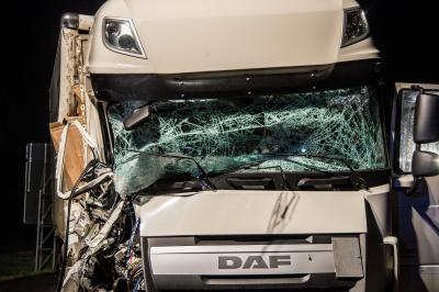 Ludwigsburg-Nord: A81/ Haengerzug faehrt auf dem Standstreifen parkenden Autotransporter auf - Meterlanges Truemmerfeld